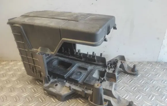 Volkswagen PASSAT B6 Battery tray 