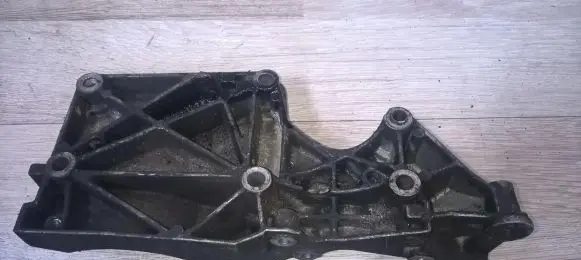 Volkswagen Touran I Engine mounting bracket 03g903143a