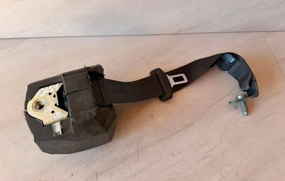 Volkswagen PASSAT B7 Rear seatbelt 3C9857806J