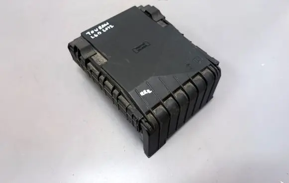 Volkswagen Touran II Fuse box set 01718130 8K180912 1422