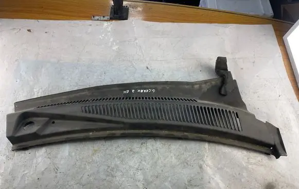 Jeep Grand Cherokee (WK) Wiper trim 55156852 55156852A
