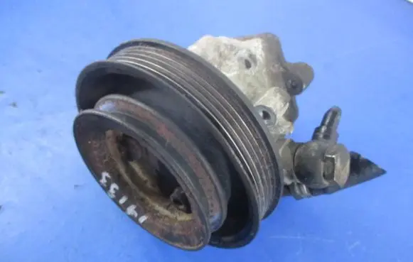 Volkswagen PASSAT B5 Power steering pump 8D0145156L