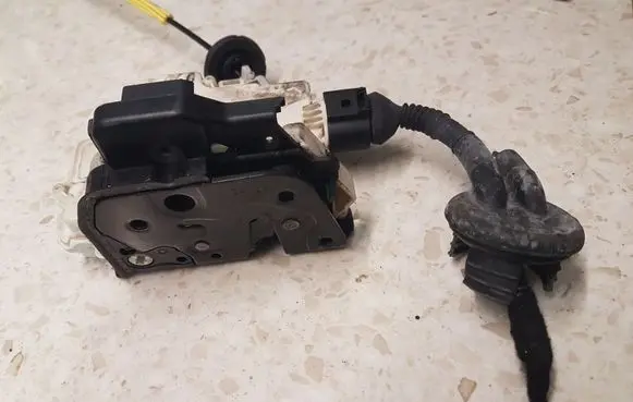 Audi A6 S6 C6 4F Front door lock 4F0839016A