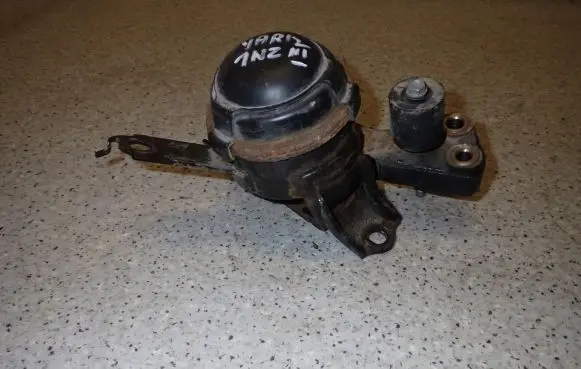 Toyota Yaris Engine mount vacuum valve 