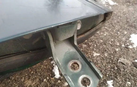 Toyota Avensis T220 Front door upper hinge