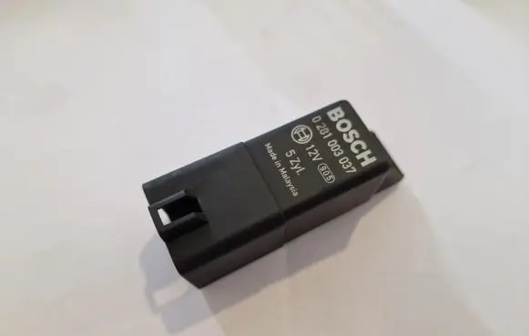 Volvo XC70 Glow plug pre-heat relay 0281003037