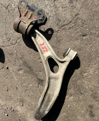 Ford Focus Front lower control arm/wishbone AV613A424PA