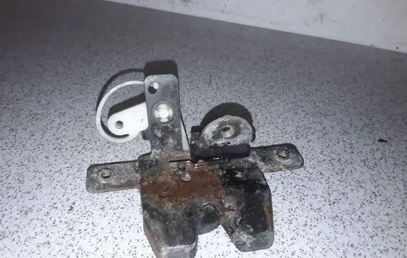 BMW 3 E36 Loading door lock loop/hook striker 8169532