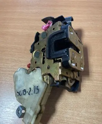 Subaru Impreza II Front door lock 61100FE000 0892043A
