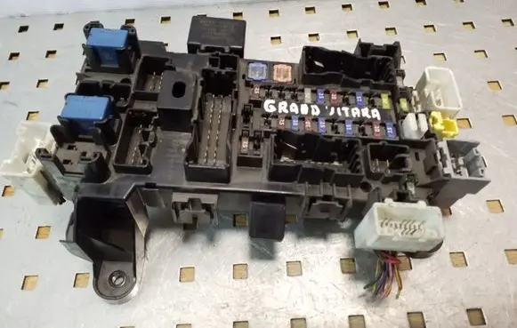 Suzuki Grand Vitara II Fuse module 3861084F21
