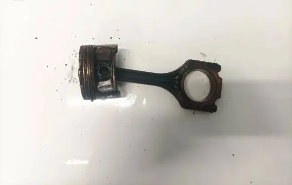 Volkswagen Golf V Piston with connecting rod