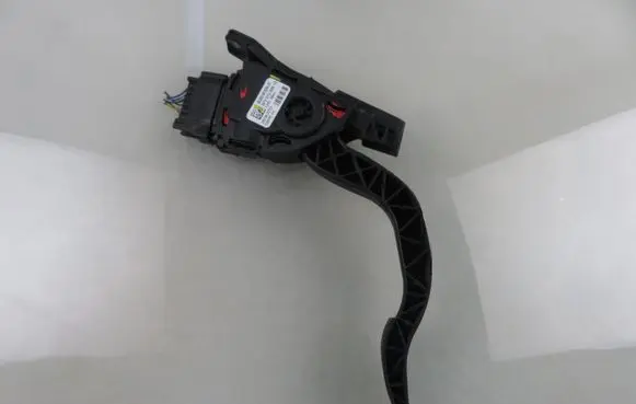 Accelerator throttle pedal