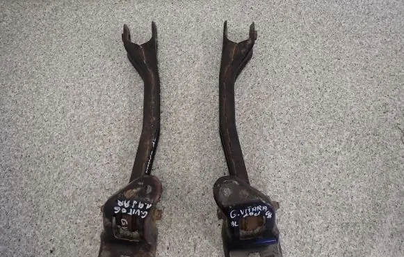 Suzuki Grand Vitara II Rear suspension control arm 