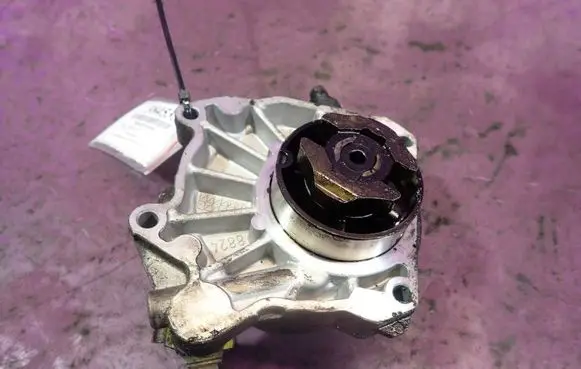 Opel Zafira B Vacuum pump 