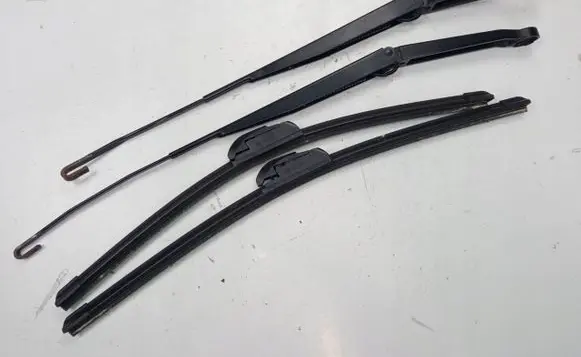 Honda CR-V Front wiper blade arm
