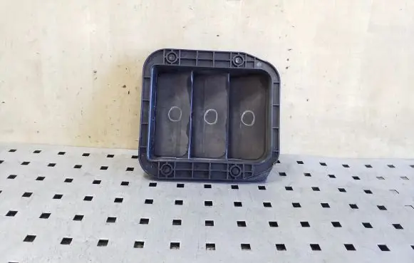 Quarter panel pressure vent