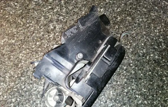 Mercedes-Benz Vito Viano W639 Front door lock A6397201335
