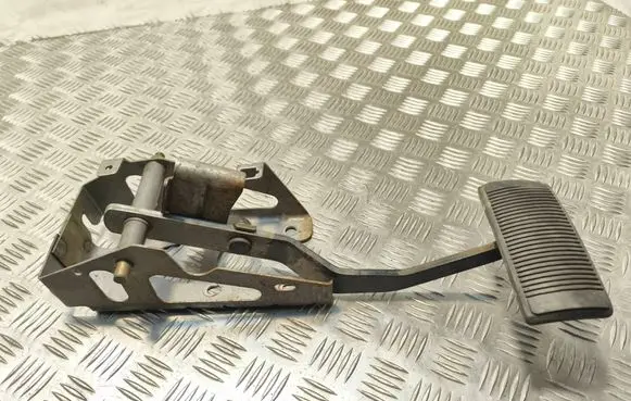 Chrysler Sebring (ST-22 - JR) Brake pedal 