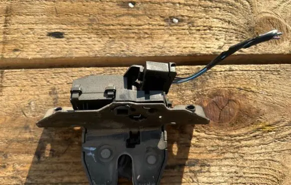Loading door lock