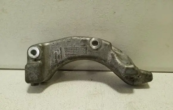 Volvo XC90 A/C compressor mount bracket 31401869