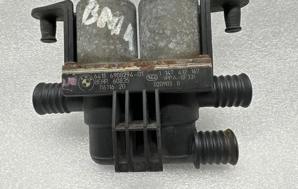 BMW 7 E65 E66 Coolant heater control valve 1147412167 6908294 020903B