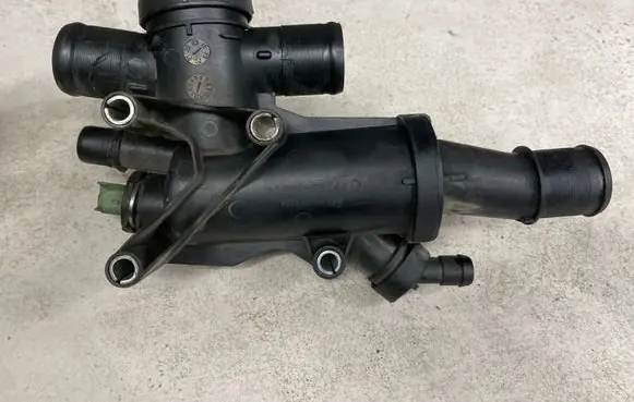 Ford Mondeo MK IV Thermostat housing 361808624