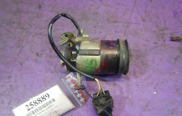 Audi 80 90 S2 B4 Front door lock (next to the handle) 