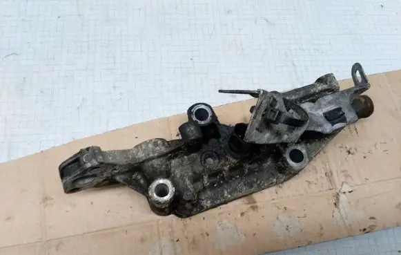 Opel Astra G A/C compressor mount bracket 