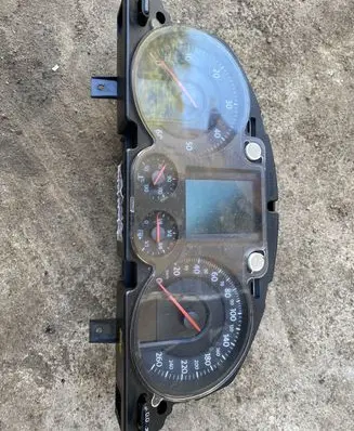 Volkswagen PASSAT B6 Speedometer (instrument cluster)