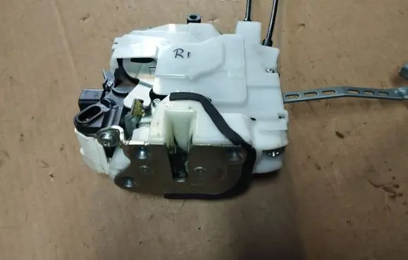 Peugeot 4007 Front door lock
