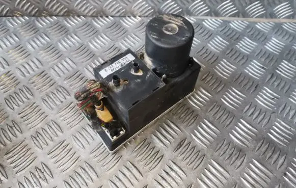 Audi A3 S3 8L Central locking vacuum pump 8L0862257E