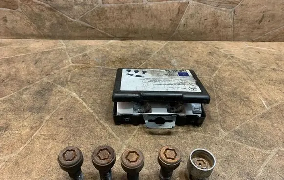 Mercedes-Benz C W205 Anti-theft wheel nuts and lock A0019901607