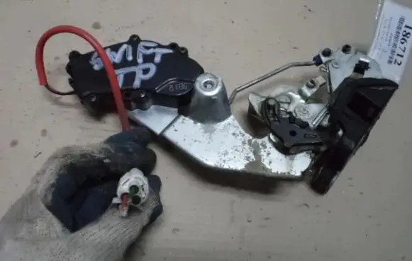 Suzuki Swift Cultus Rear door lock