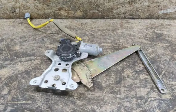 Infiniti G35 Front door window regulator with motor 8620400120 82731AL510