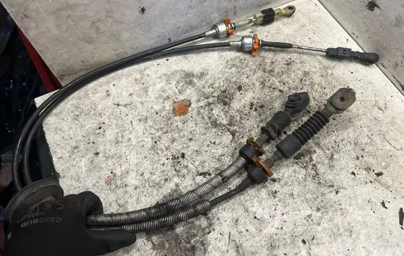 Chevrolet Lacetti Gear shift cable linkage 7E10