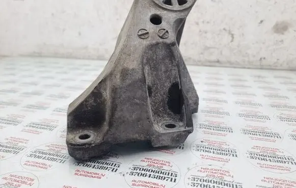 Volkswagen Touareg I Engine mounting bracket 7L6199308B