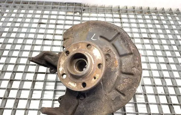 Volkswagen Polo IV 9N3 Front wheel hub spindle knuckle 