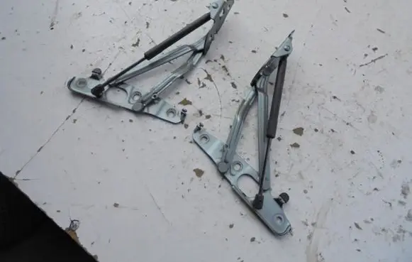 Tailgate/trunk/boot hinge