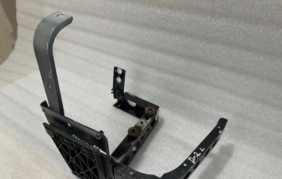 Audi A8 S8 D2 4D Fender mounting bracket 4D0807254