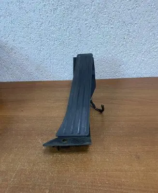 BMW 7 E65 E66 Accelerator throttle pedal E3046
