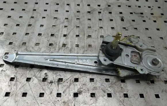 Rear door manual window regulator