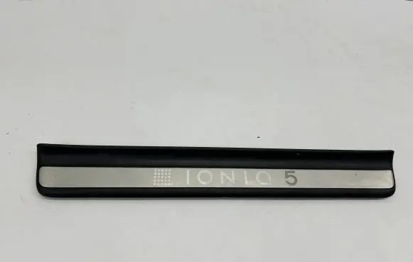 Front sill trim cover