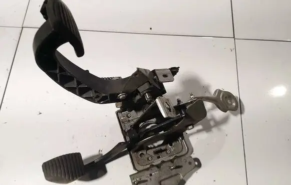 Peugeot 307 Clutch pedal 