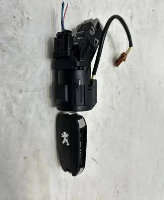 Peugeot 208 Ignition lock 9663123380