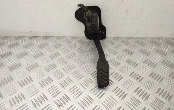 Accelerator throttle pedal