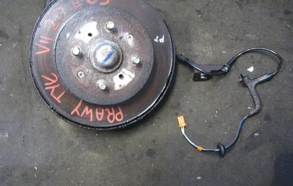 Rear wheel hub spindle/knuckle