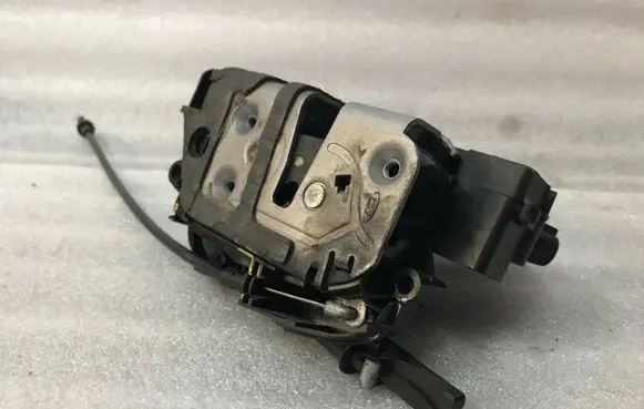 Volvo S60 Front door lock 31301738