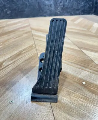 Mercedes-Benz C W204 Accelerator throttle pedal A2043000004 28526418143 10092623593