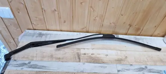Mitsubishi Colt Front wiper blade arm 6832