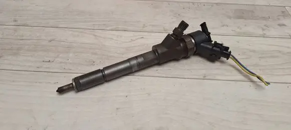 Toyota Yaris Fuel injector 236700N030
